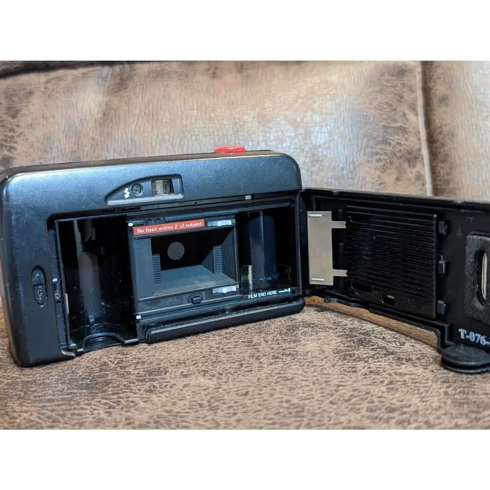 Polaroid 1000F 35mm Film Camera W/ Branded Case Uses 2 AA Batteries